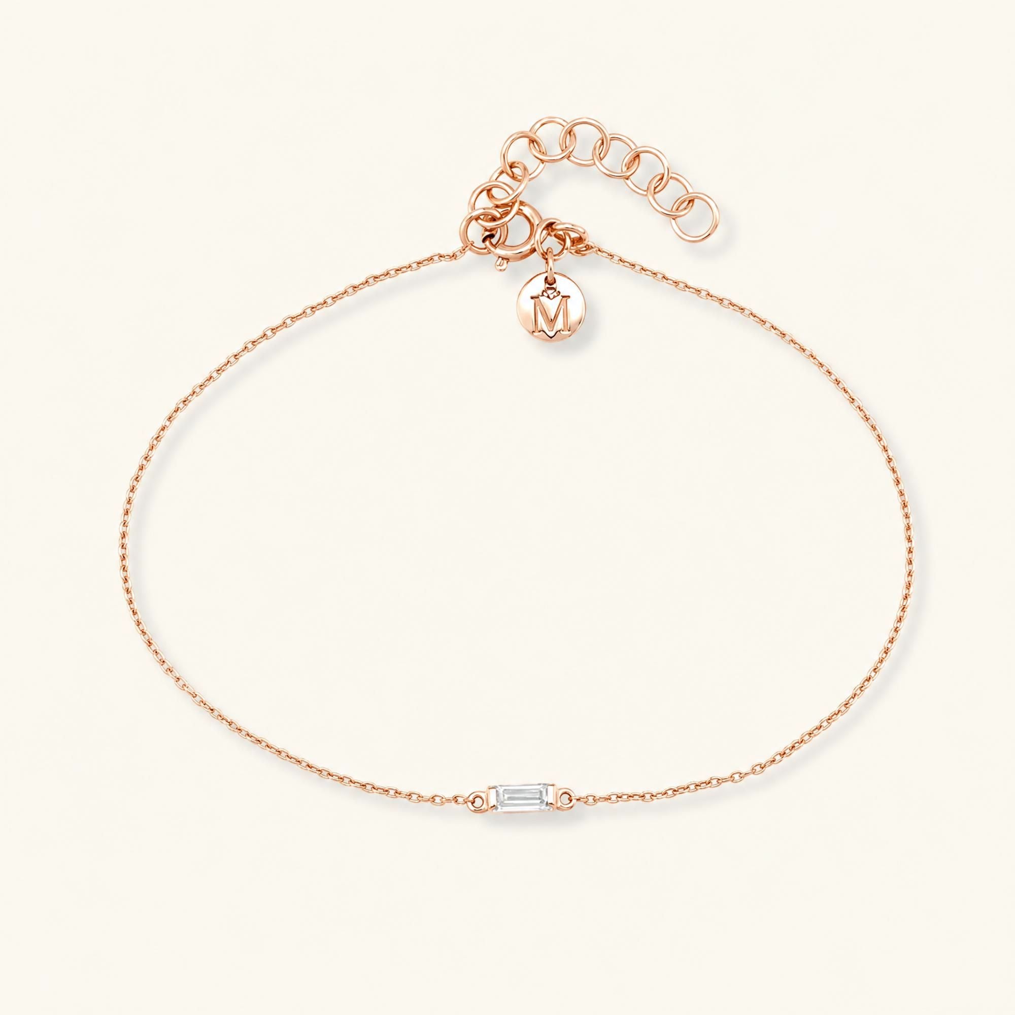 Bracelet shanti en or rose 18 carats sertie d'un diamant taille baguette