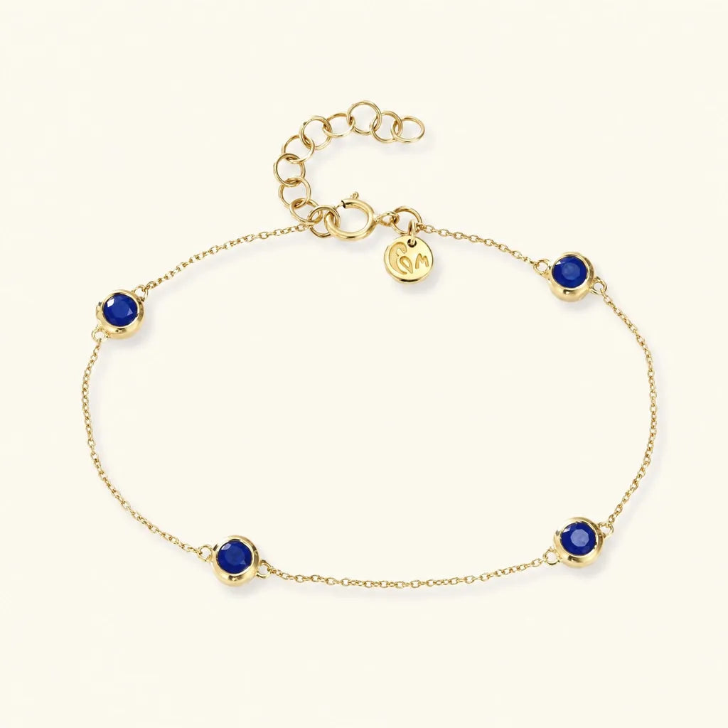 Bracelet Dhanya en or jaune 18 carats serti clos de quatre saphirs, cadeau de témoin