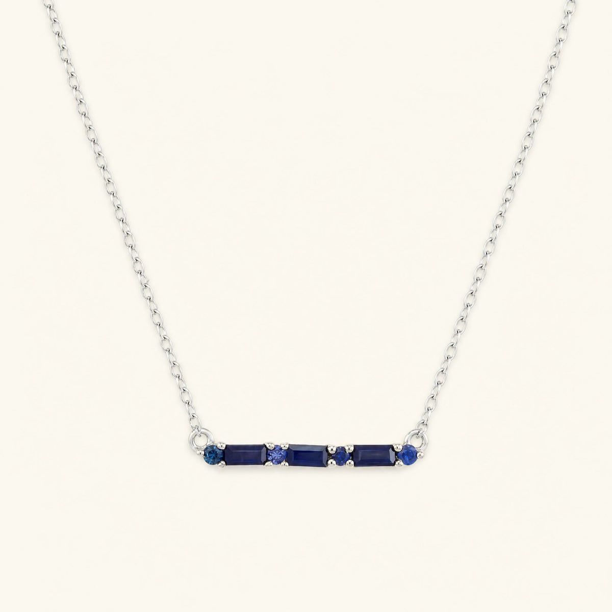 Collier Bhagya saphir horizontal géométrique baguette or blanc
