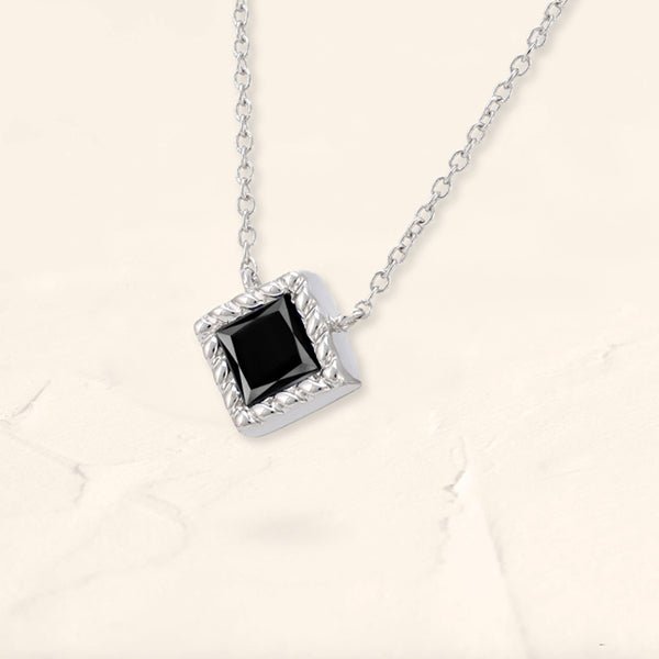 Collier avec un diamant noir taille princesse