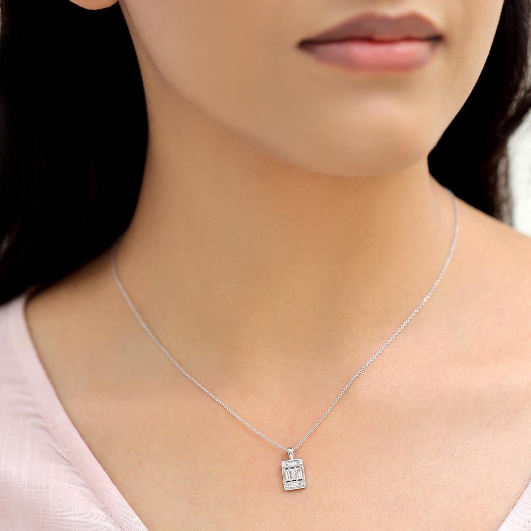 collar geométrico de diamantes en oro blanco