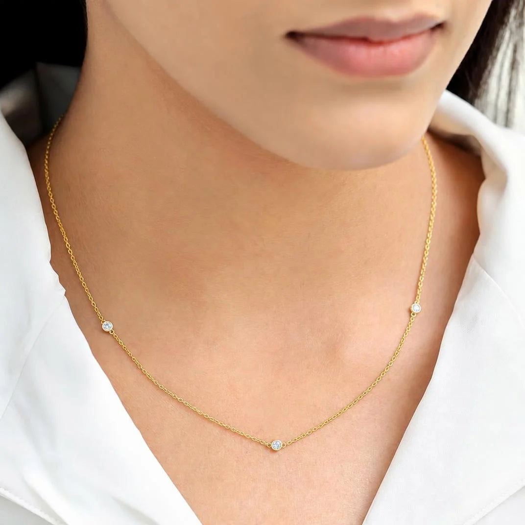 Collier ras de cou diamant Asonya porté par une femme, chaîne fine en or et diamants sertis clos