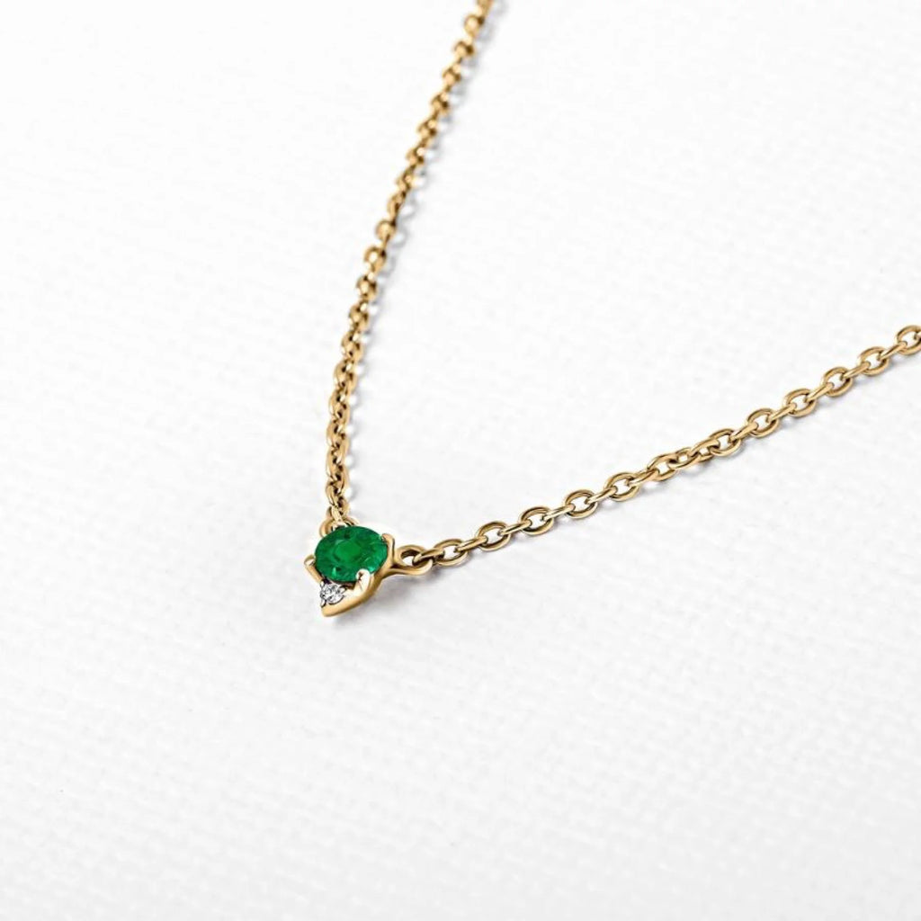 Collier pendentif en or jaune et émeraude, longueur idéale pour équilibrer les proportions du visage