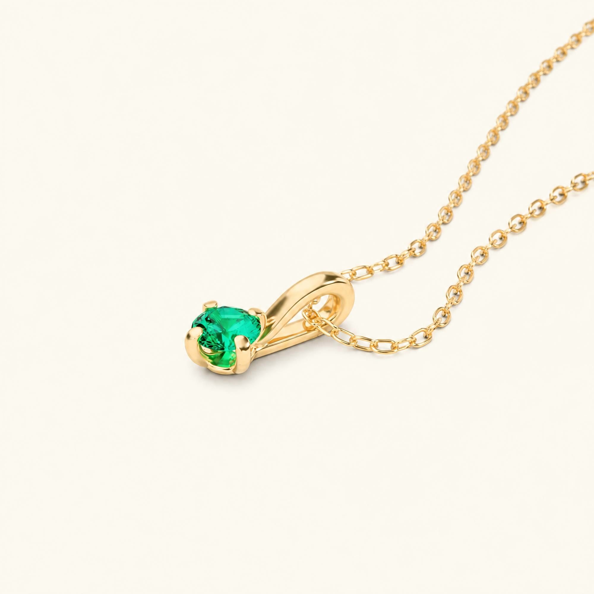 collier solitaire en emeraude