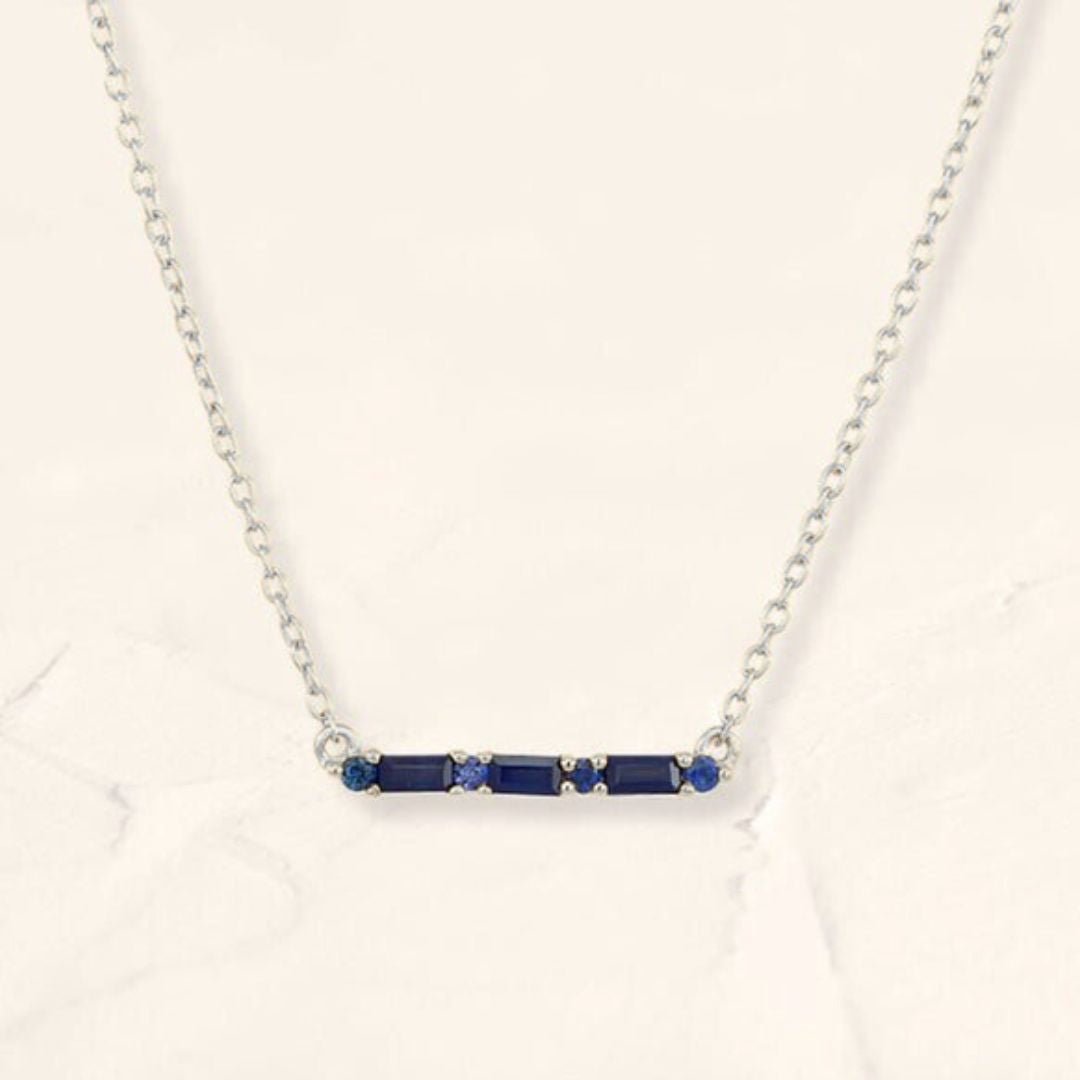 Collier Bhagya saphir horizontal géométrique baguette or blanc
