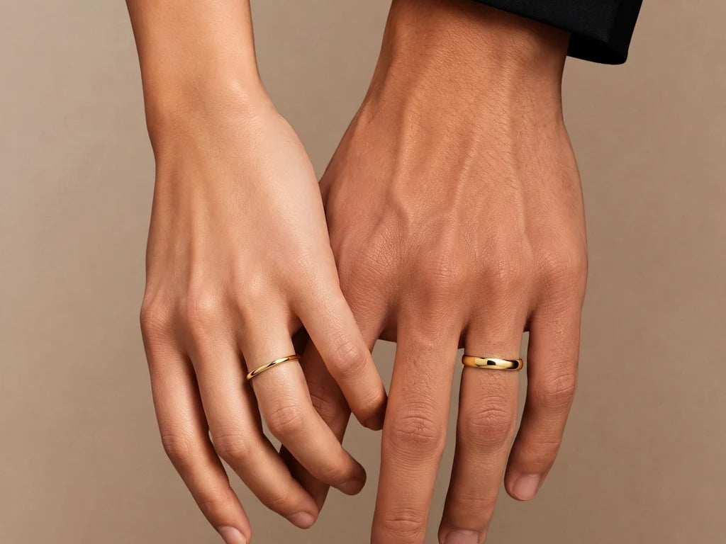 Alliances de couple en or jaune 18 carats Shunya portées, main de femme et main d'homme