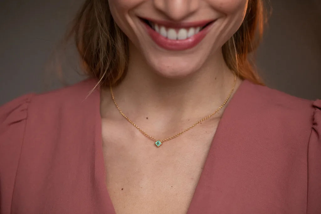 Collier Indrani en or jaune 18 carats avec émeraude sur chaîne fine porté par Mayuri