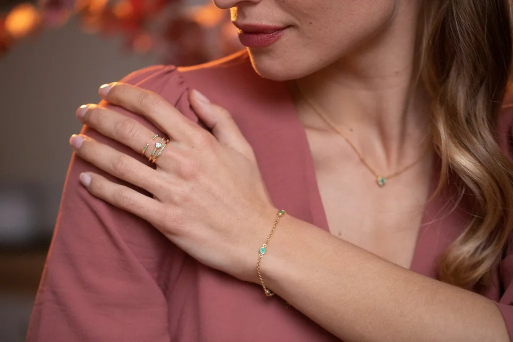 Ensemble collier Indrani bracelet Dhanya et bagues en or jaune 18 carats avec émeraudes par Mayuri