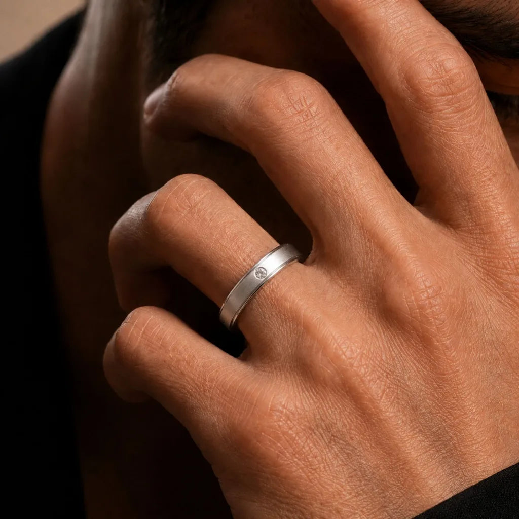 Jonc en or blanc 18 carats serti d'un diamant porté au doigt par Mayuri