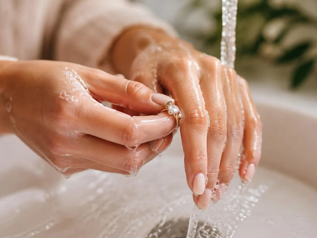 Savonnage d'une bague trop serrée sous l'eau pour faciliter son retrait