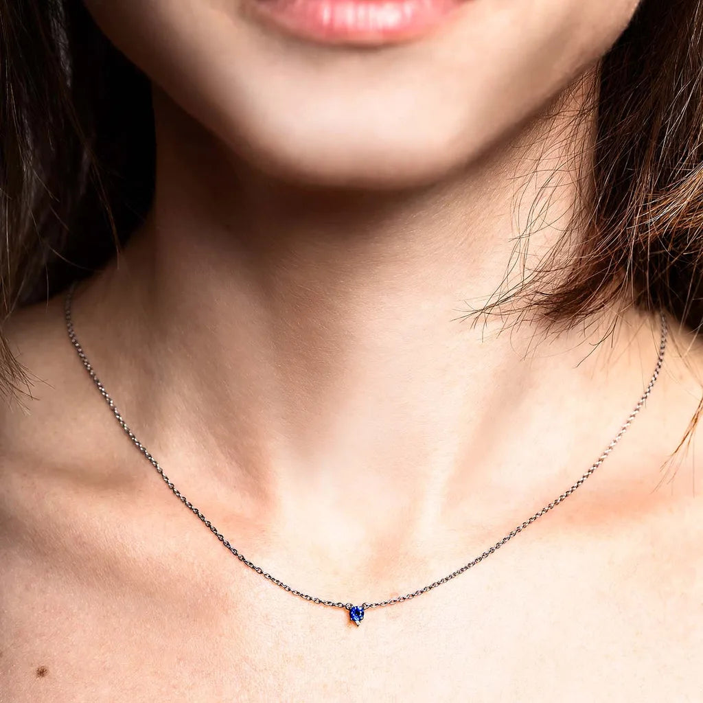 Collier fin Devi en argent 925 avec saphir serti trois griffes porté au cou