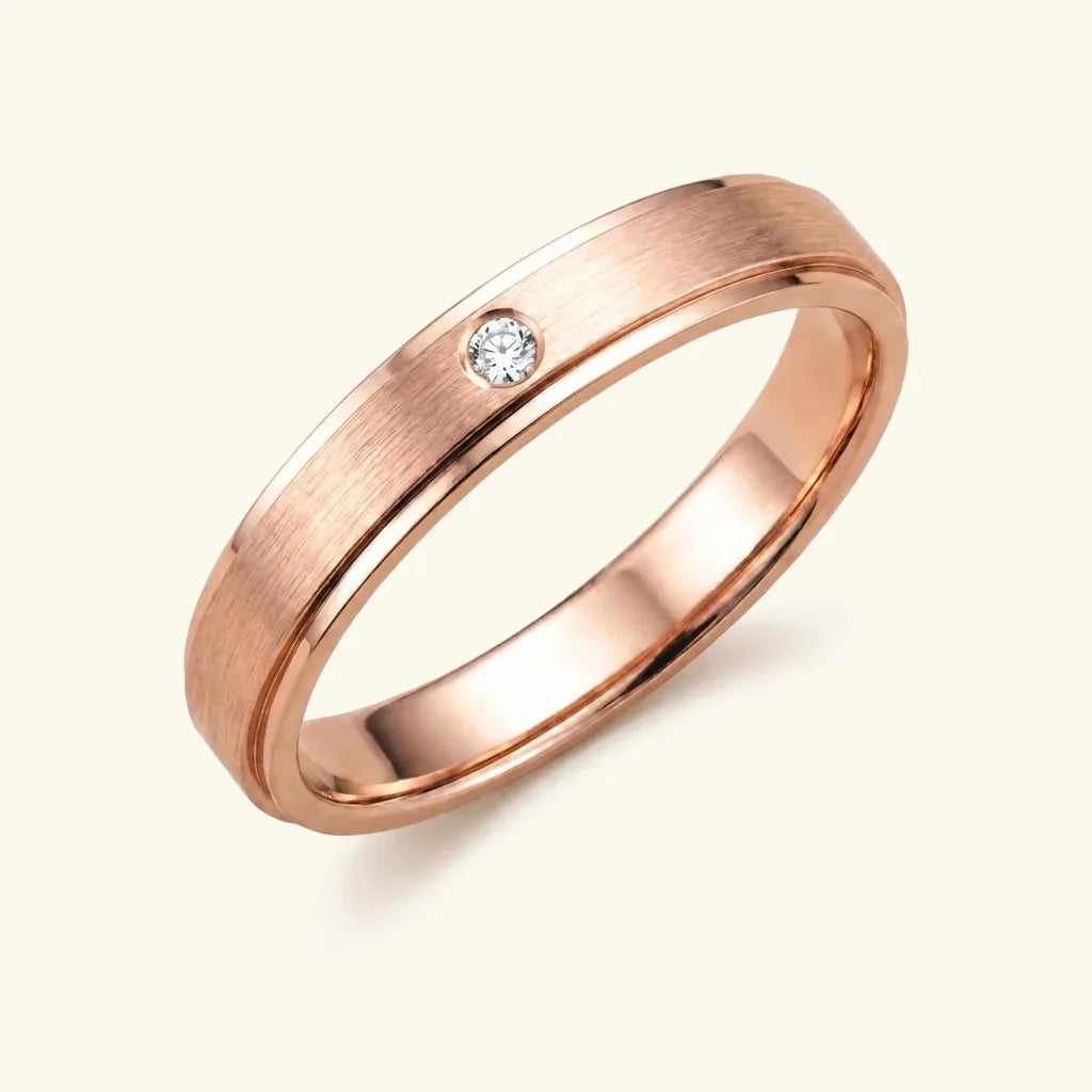 Bague Dhruva en or rose 18 carats avec diamant finition brossée par Mayuri