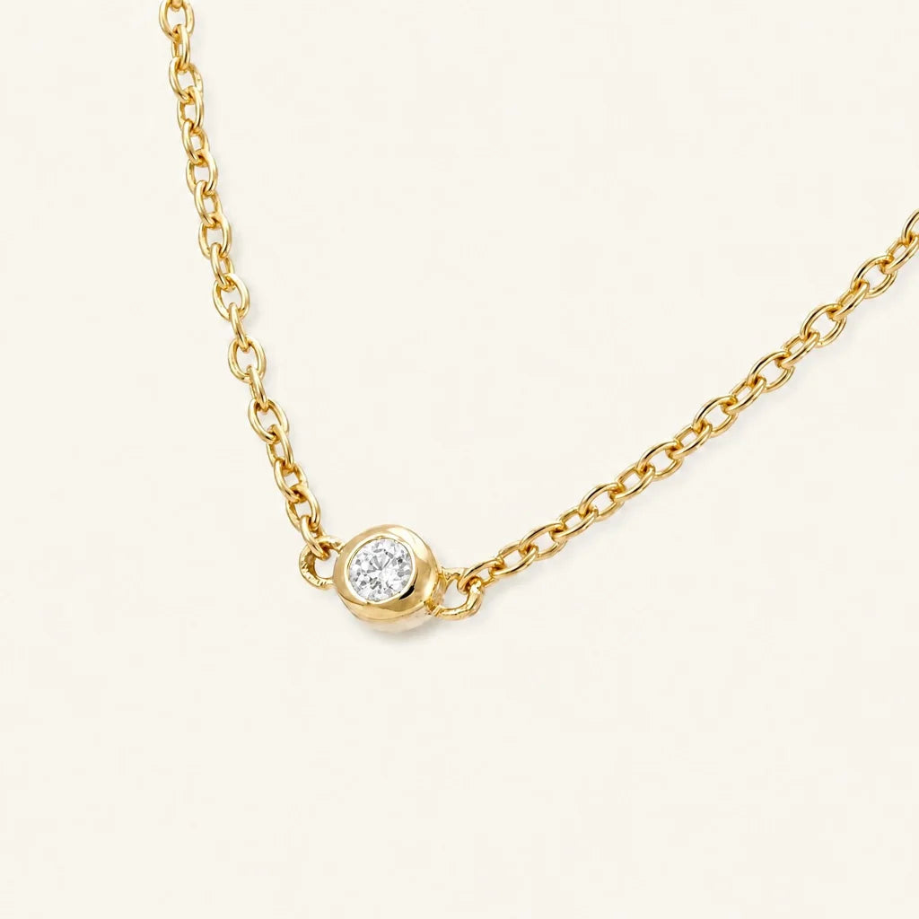 Collier Asonya en or jaune 18 carats avec diamant serti clos par Mayuri