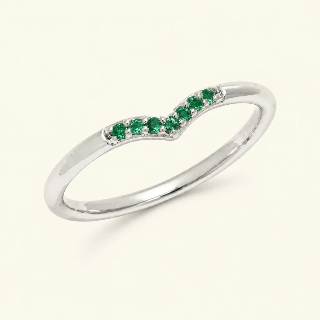 Bague Sakshi chevron pavée d'émeraudes en or blanc par Mayuri