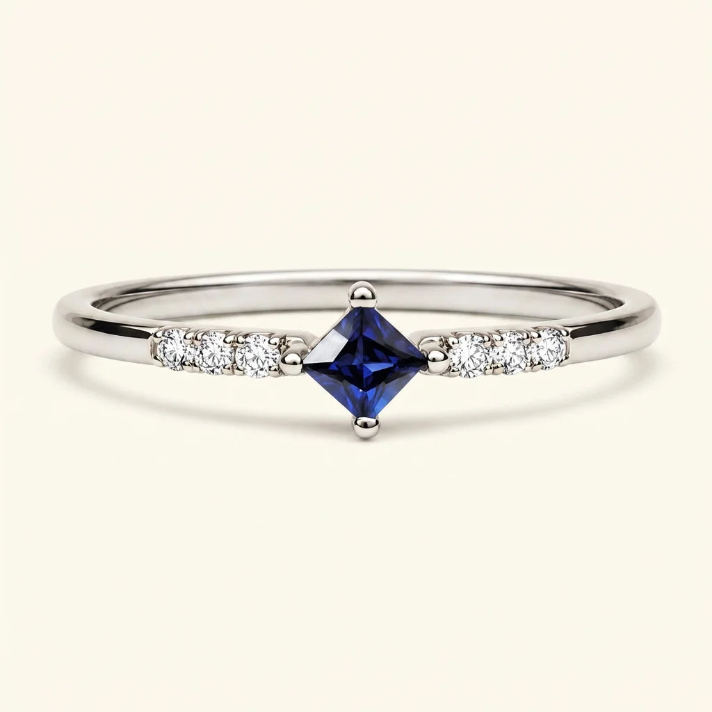 Bague Kali saphir taille princesse et pavage diamant en or blanc par Mayuri