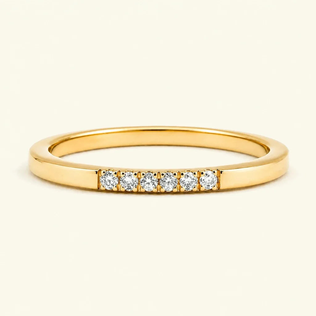 Bague Nisha fine pavée de diamants blancs en or jaune par Mayuri