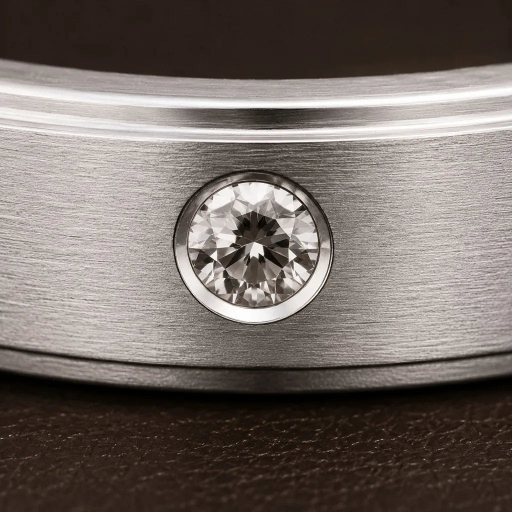 Diamant serti clos sur jonc en platine brossé, gros plan sur la texture mate caractéristique du métal