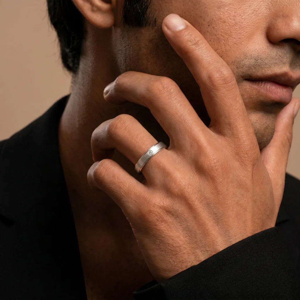Alliance Dhruva en or blanc 18 carats sertie d'un diamant, portée au doigt par Mayuri
