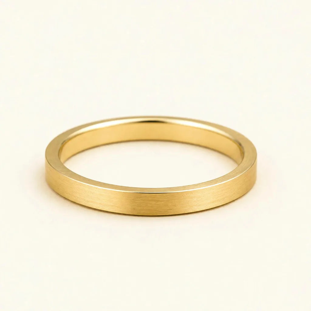 Alliance Kanso en or jaune 18 carats plate avec finition brossée par Mayuri