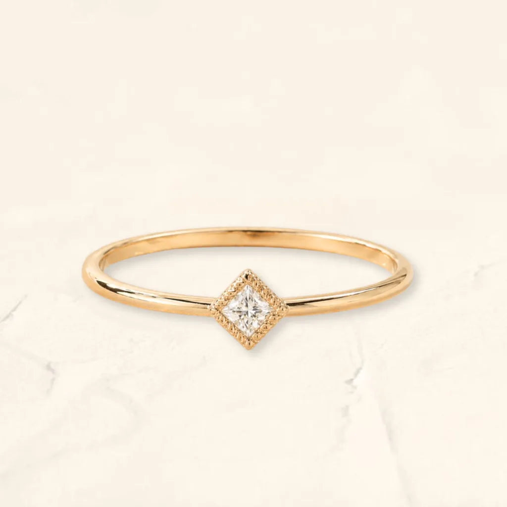 Bague Indrani en or jaune 18 carats sertie d'un diamant taille princess avec griffe milgrain par Mayuri