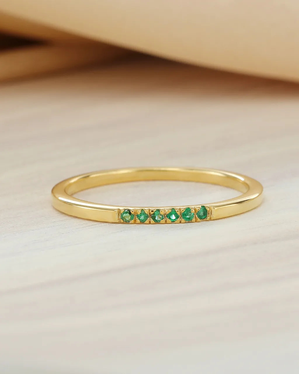 Bague Nisha en or jaune 18 carats sertie d'émeraudes taillées par Mayuri