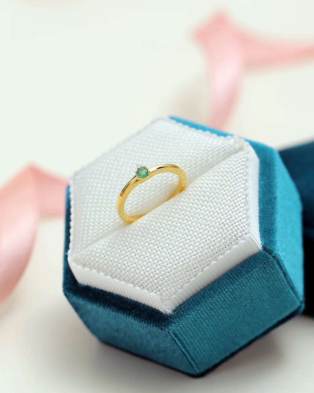 Bague Devi solitaire émeraude et diamants en or jaune 18 carats par Mayuri dans son écrin
