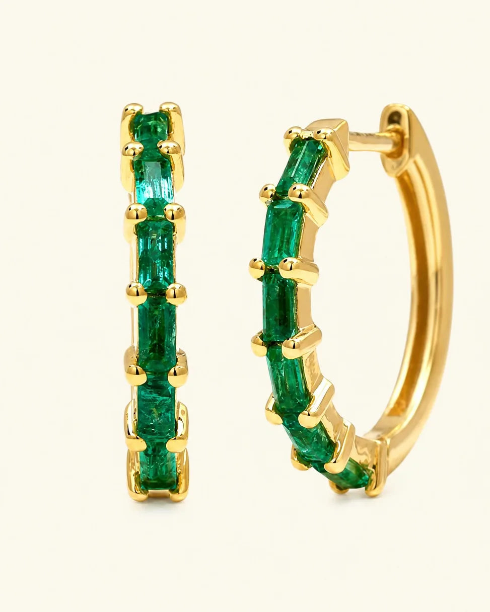 Créoles Yatra en or jaune 18 carats serties d'émeraudes baguette aux différentes nuances de vert, par Mayuri