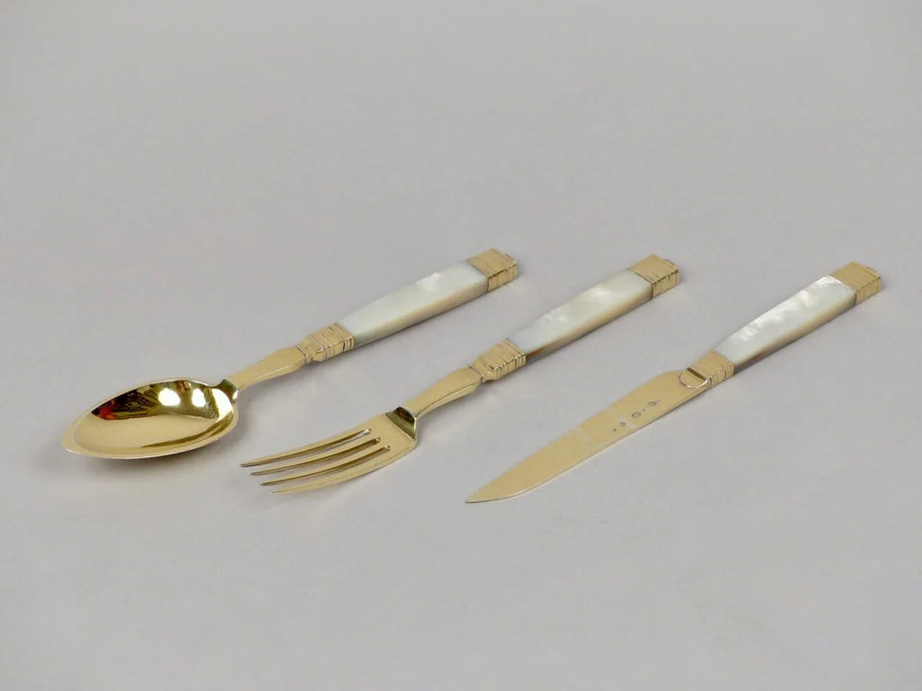 Couverts en vermeil du XVIIIe siècle inspirés des commandes de Louis XIV pour Versailles