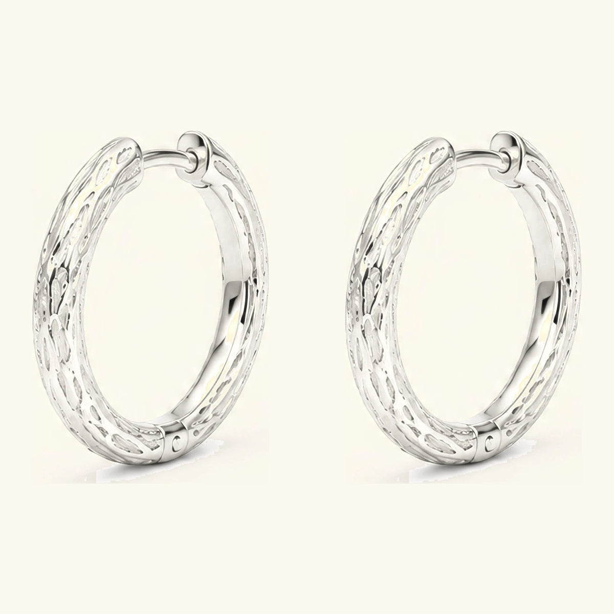 Créoles Sobek en or blanc 18 carats, anneaux ciselés d'écailles de crocodile