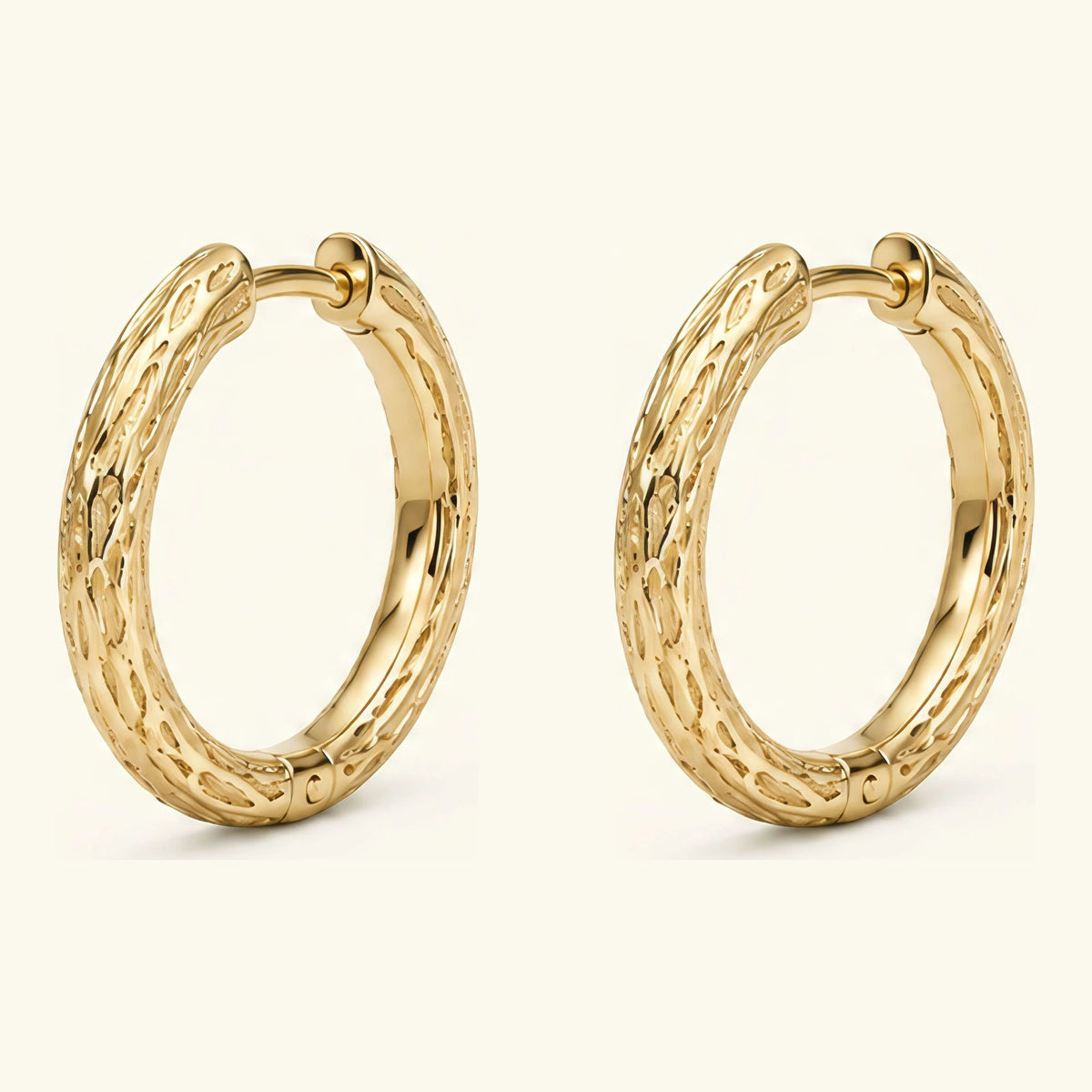 Créoles Sobek en or jaune 18 carats, anneaux ciselés d'écailles de crocodile, fermoir à charnière
