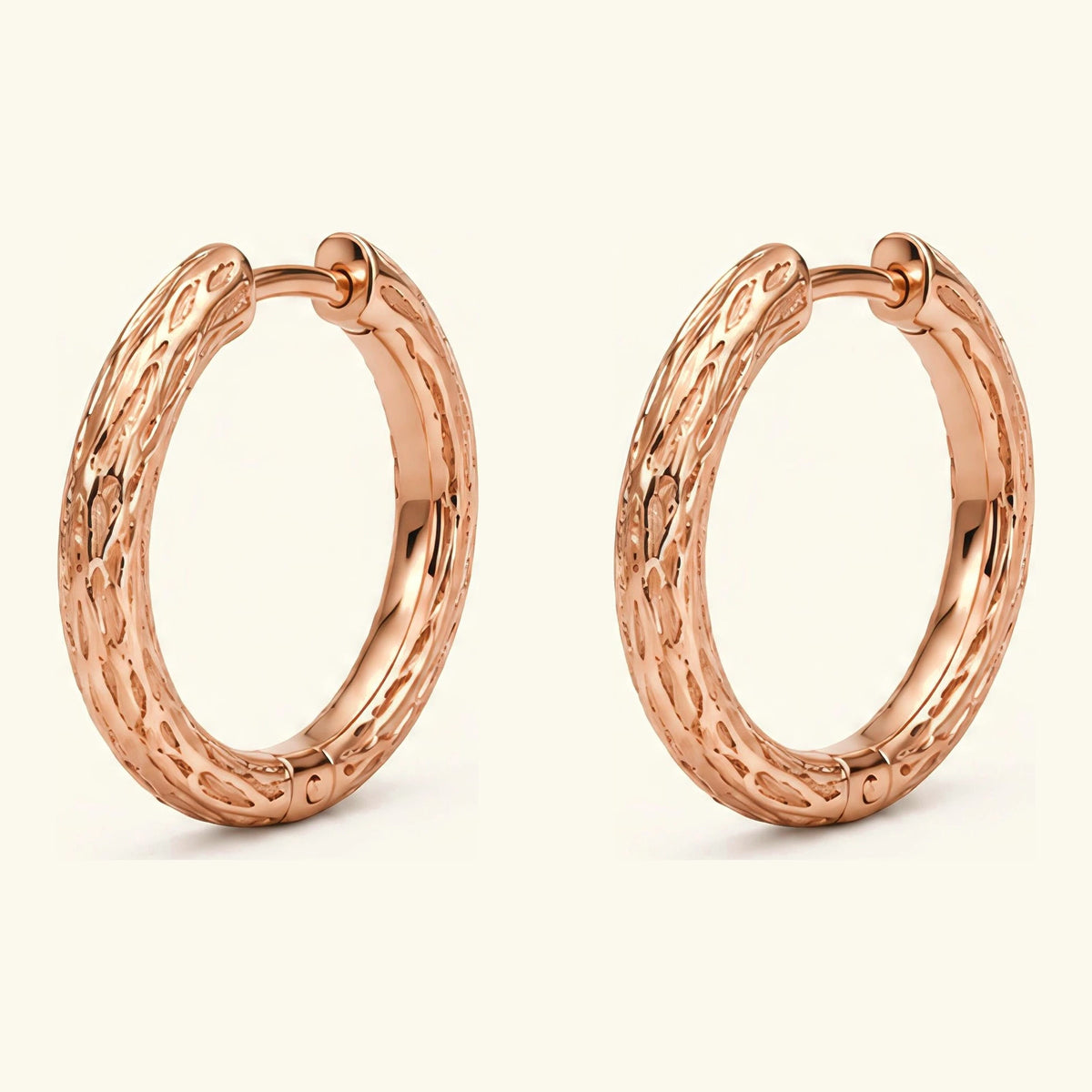 Créoles Sobek en or rose 18 carats, anneaux ciselés d'écailles de crocodile