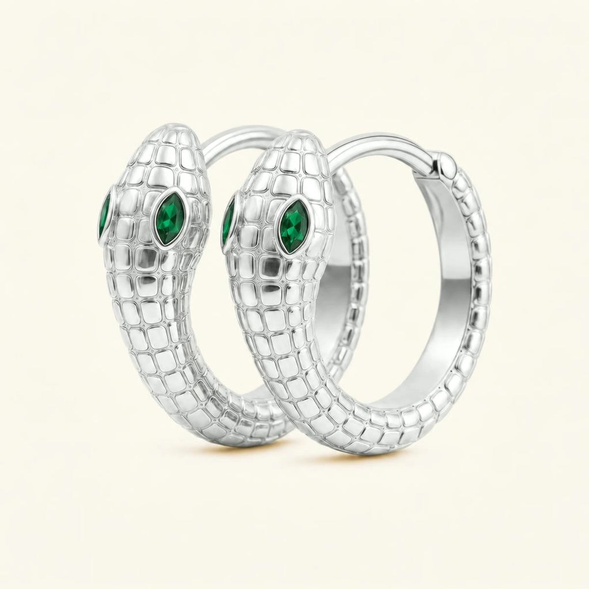 Créoles serpent Méhen en or blanc 18 carats, corps écaillé et yeux en émeraude marquise