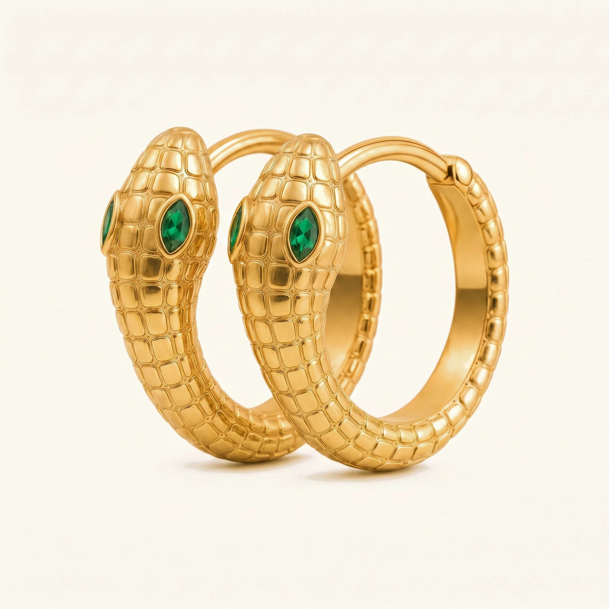 Créoles serpent Méhen en or jaune 18 carats, corps écaillé enroulé en anneau et yeux en émeraude marquise