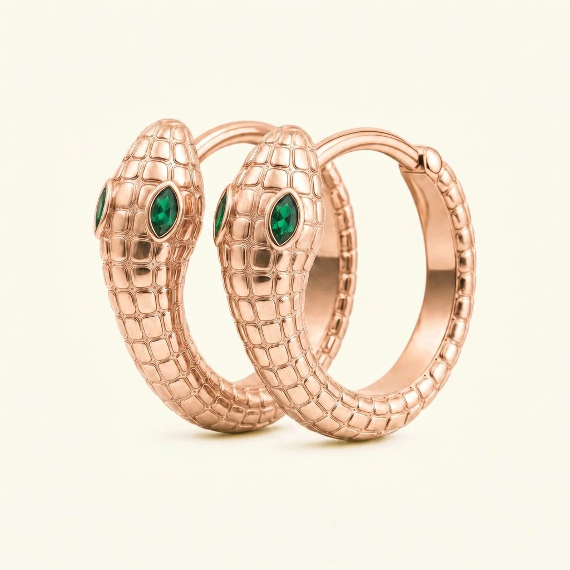Créoles serpent Méhen en or rose 18 carats, corps écaillé et yeux en émeraude marquise
