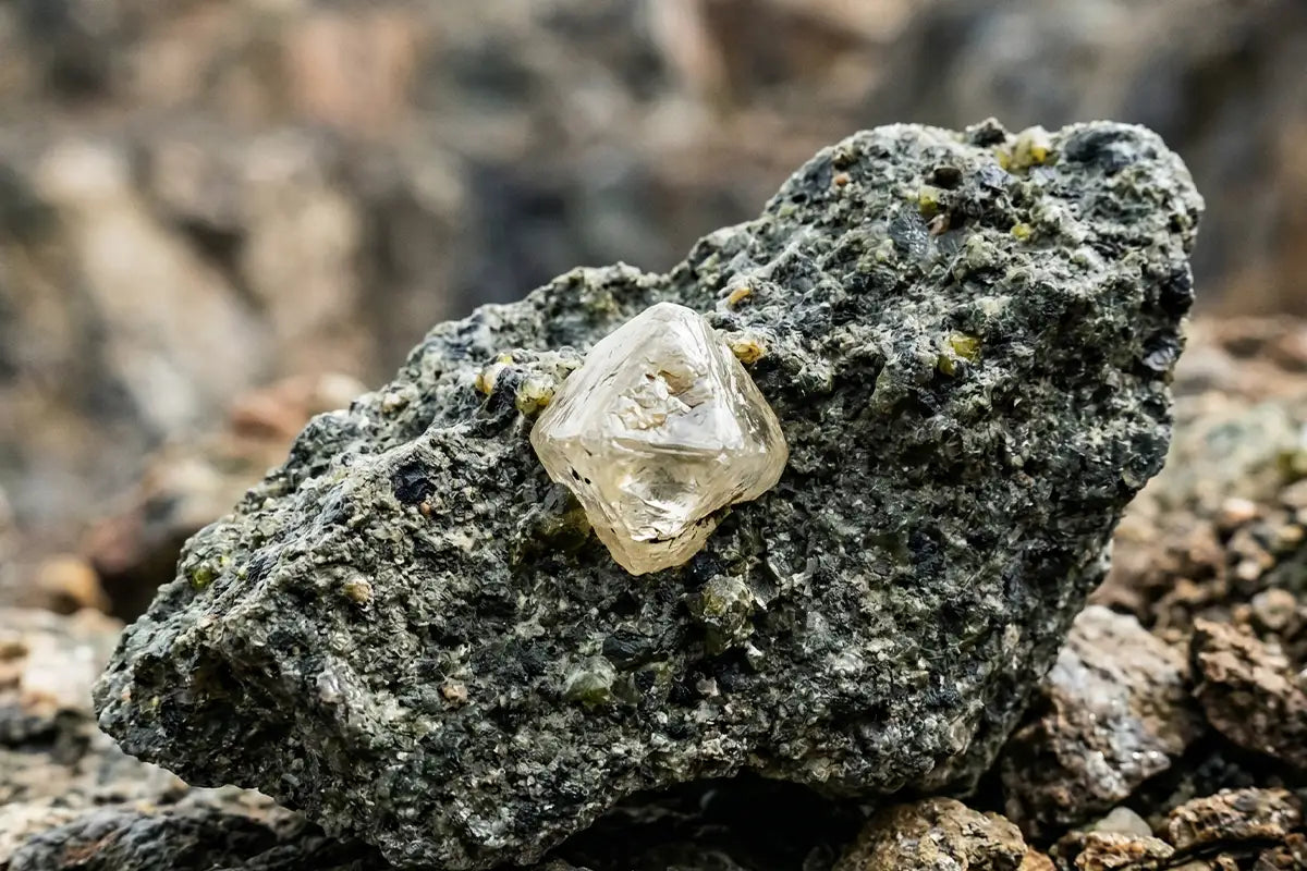 Diamant brut incrusté dans une kimberlite, roche volcanique source des diamants