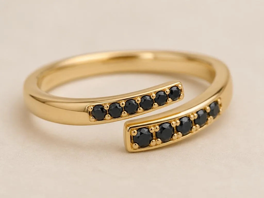 Bague moderne en or jaune 18 carats sertie de diamants noirs, contraste contemporain entre l'or chaud et les pierres opaques
