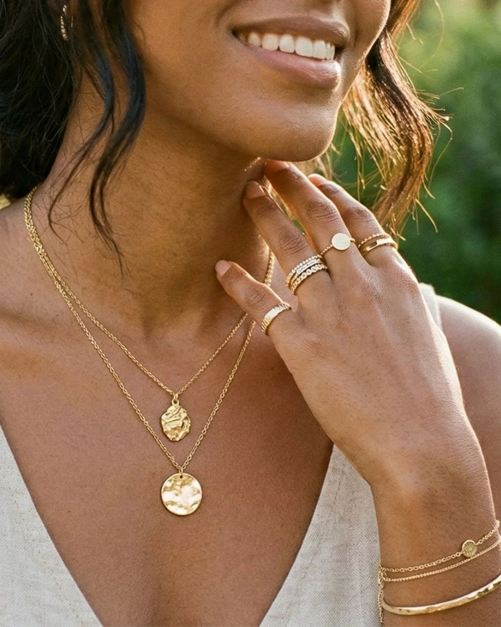 Émeraude montée sur or jaune 18 carats portée sur peau dorée