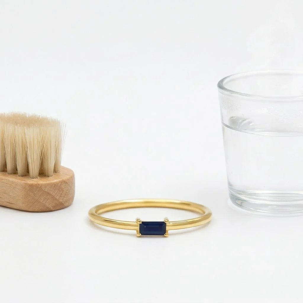 Bague en or jaune 18 carats sertie d'un saphir baguette, avec brosse douce et verre d'eau tiède