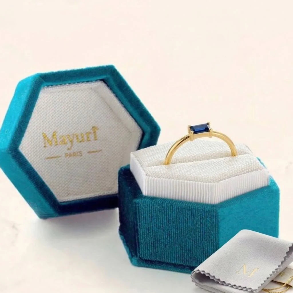 Bague saphir rangée dans un écrin Mayuri en velours avec pochette de rangement