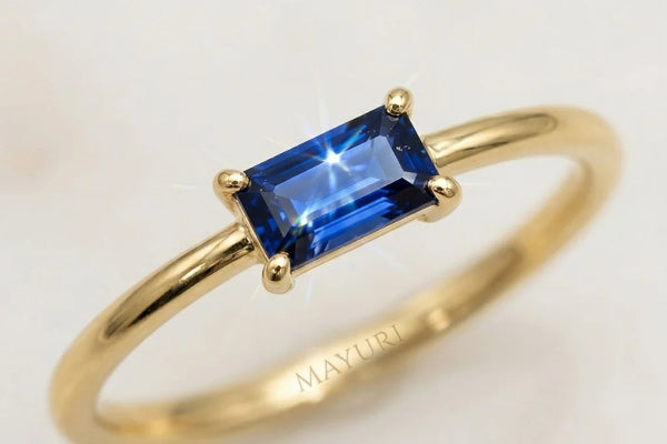 Bague en or jaune 18 carats sertie d'un saphir baguette, avec brosse douce et verre d'eau tiède