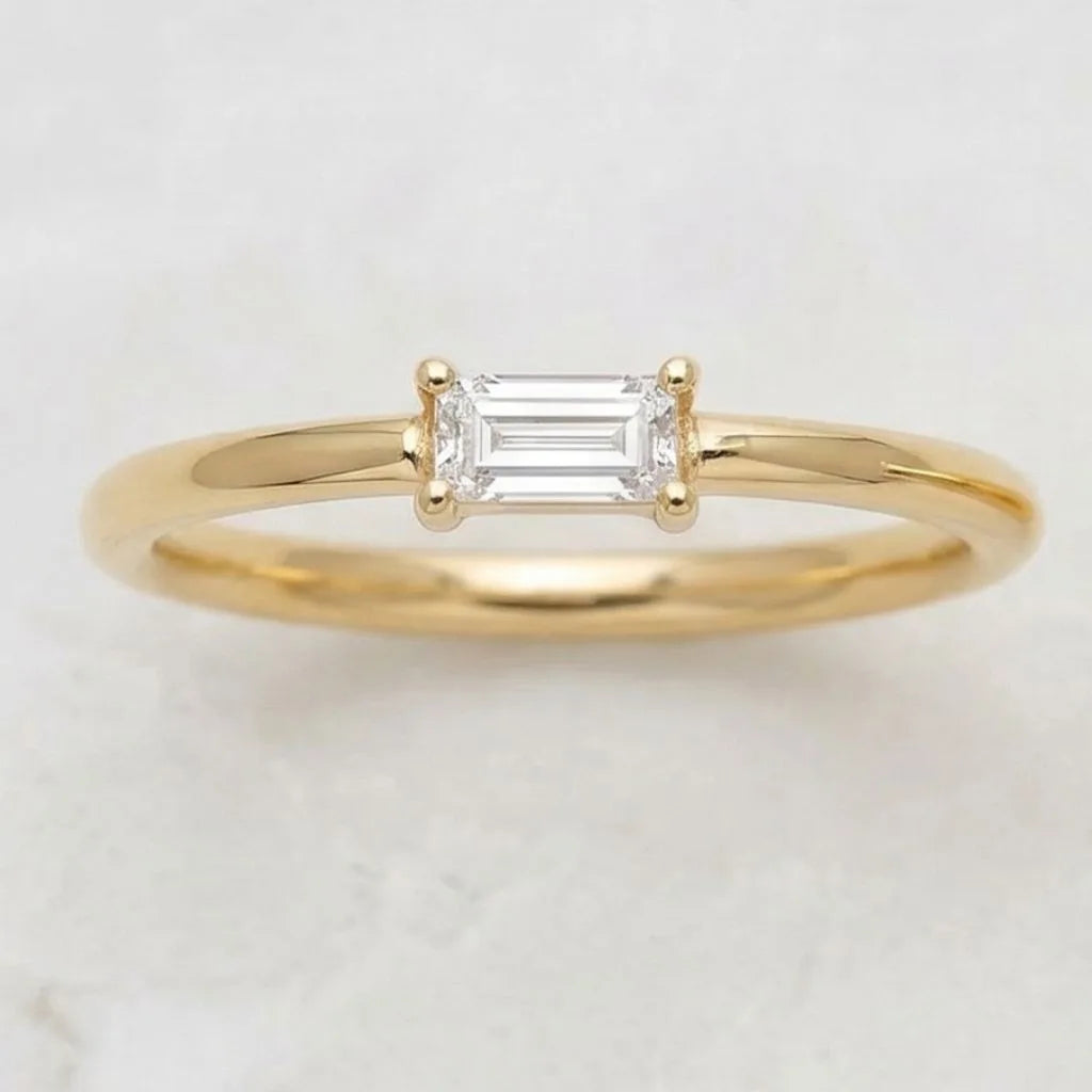 Bague solitaire diamant taille émeraude en or jaune 18 carats vue de dessus