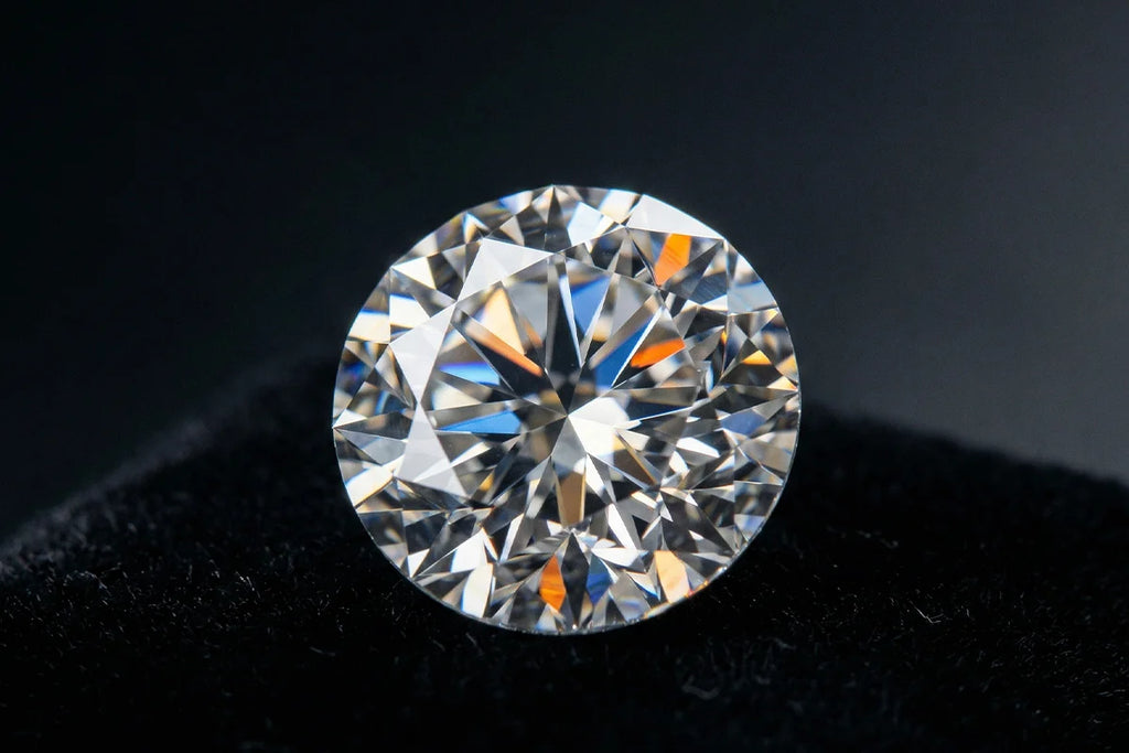 Diamant naturel taillé brillant en gros plan, jeu de lumière sur les facettes