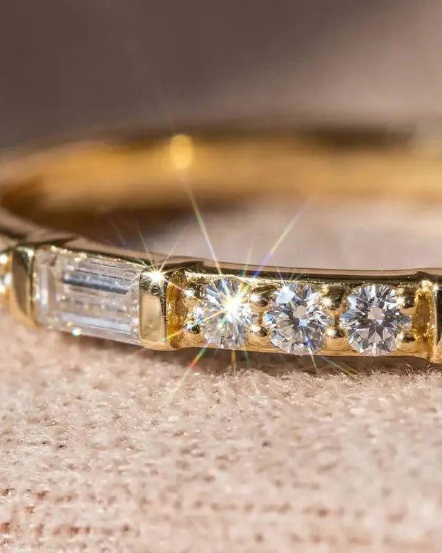 Diamant taille brillant illustrant les 4C : éclat, couleur, pureté et poids