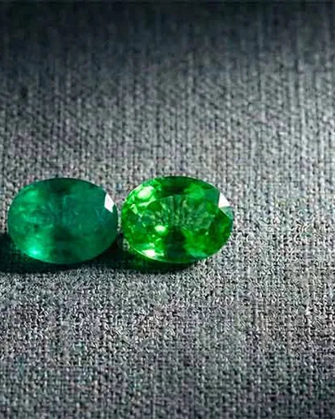 Émeraude vs Tsavorite: quelle pierre verte choisir?