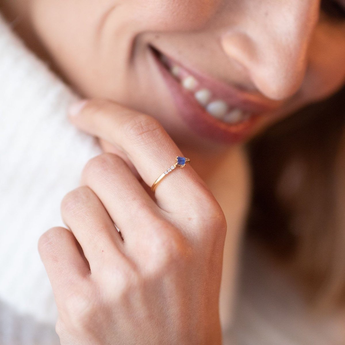 Bague en saphir coupe princesse et pavage diamant