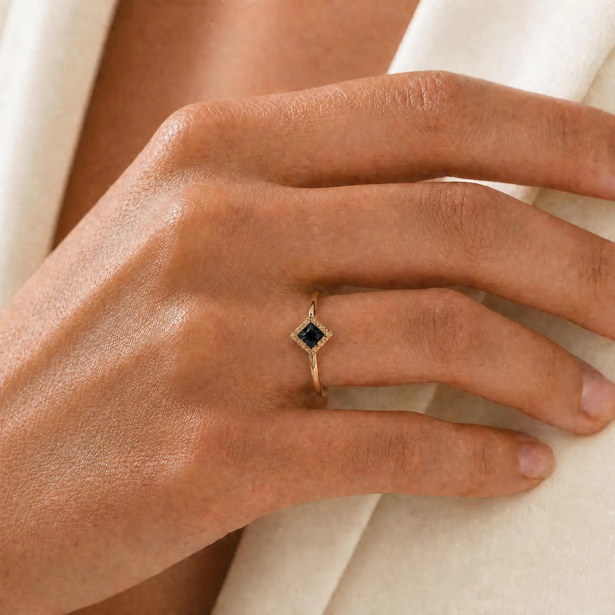 Bague de fiançailles diamant noir Indrani portée, solitaire princesse serti torsade en or jaune 18 carats