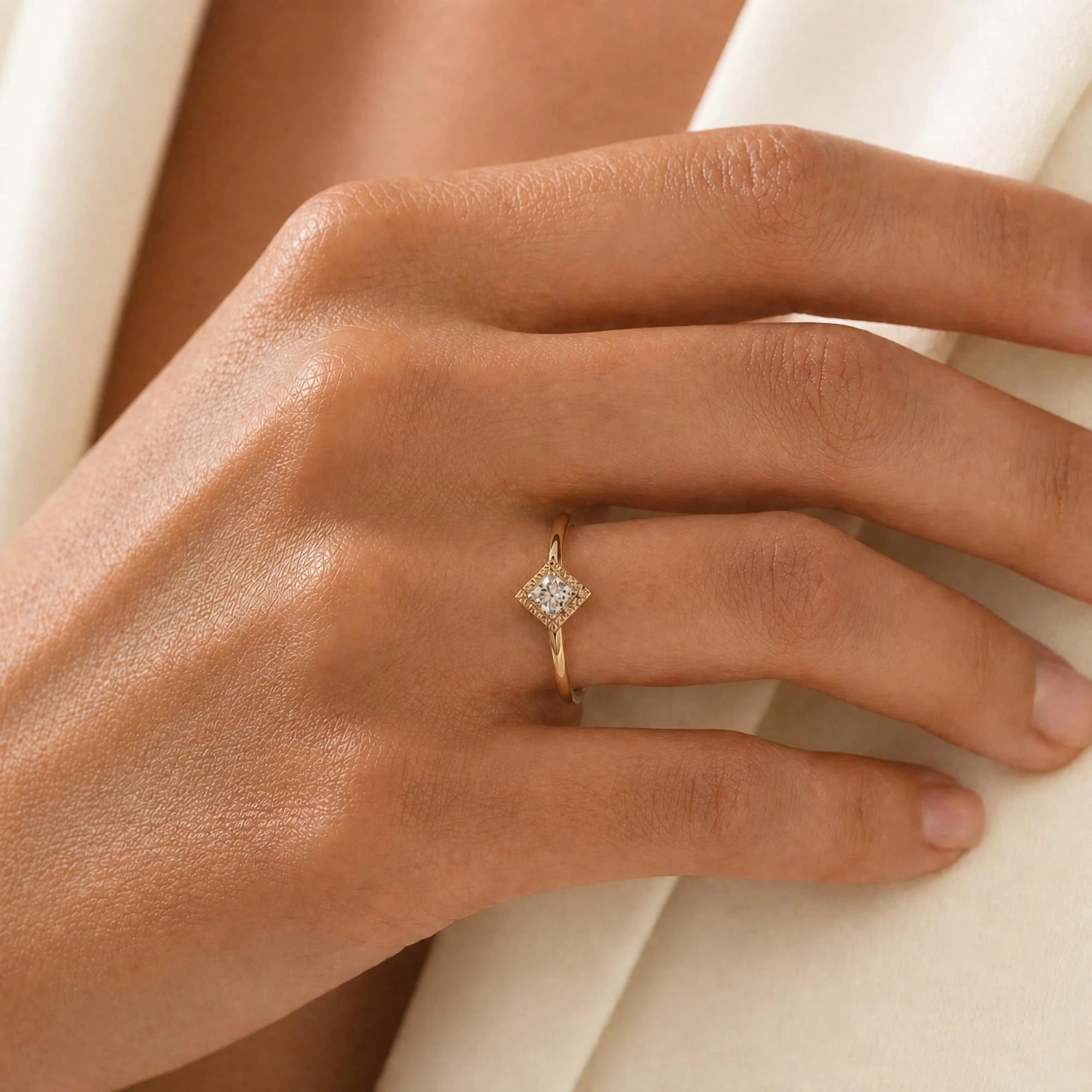 Bague de fiançailles diamant Indrani portée, solitaire princesse serti torsade en or jaune 18 carats