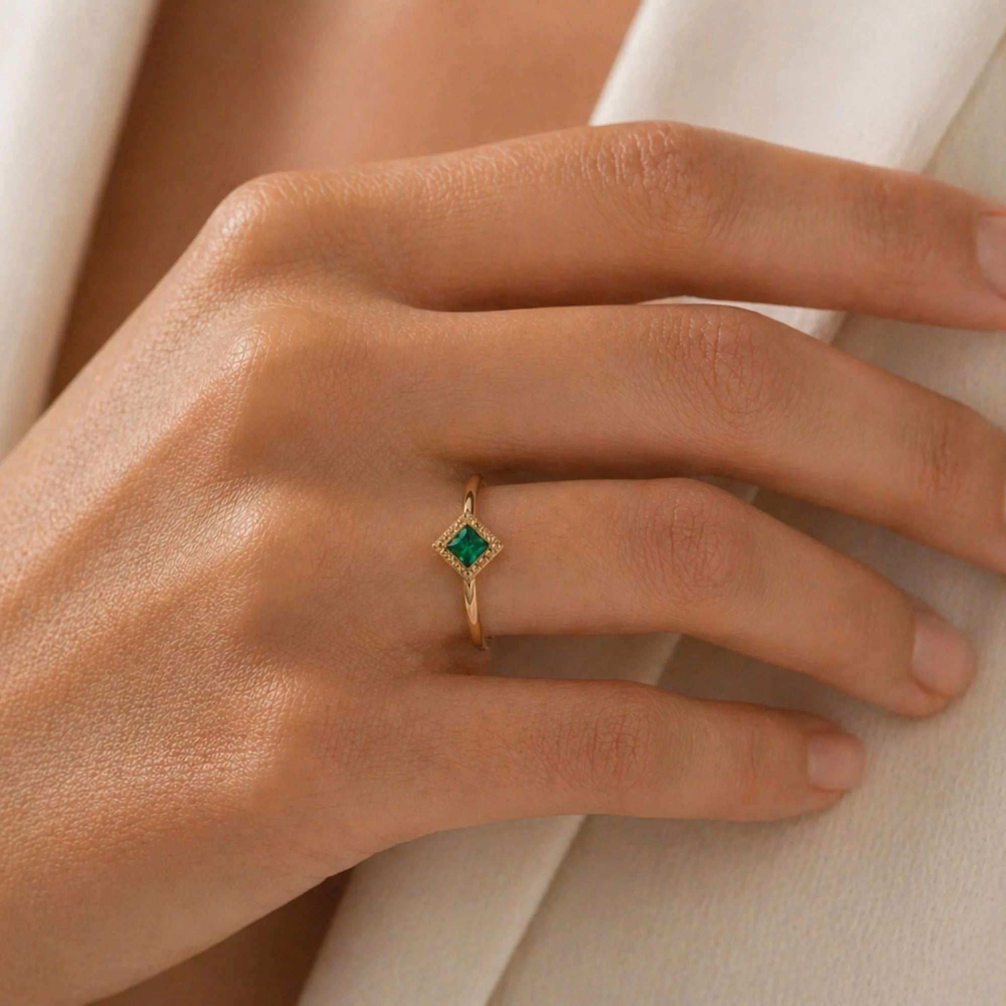 Bague Indrani émeraude portée