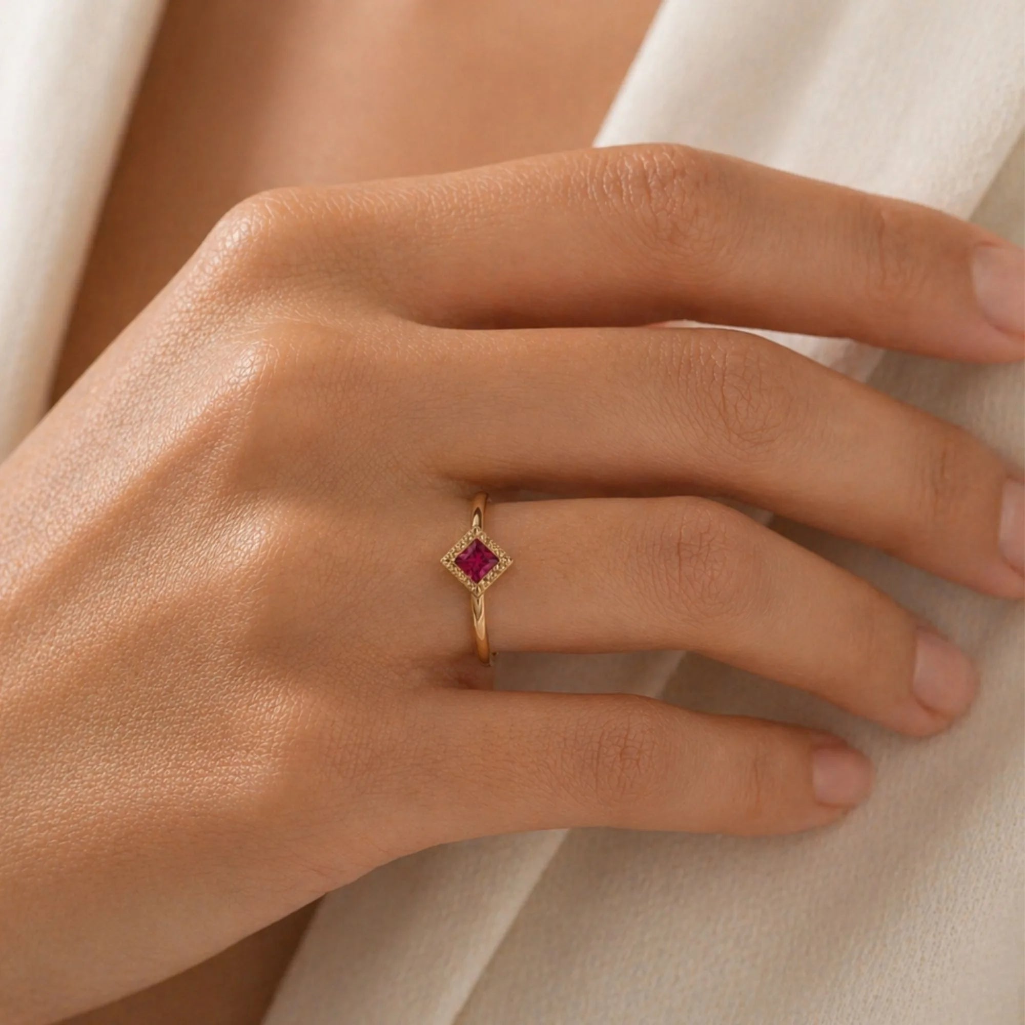 Bague Indrani rubis portée
