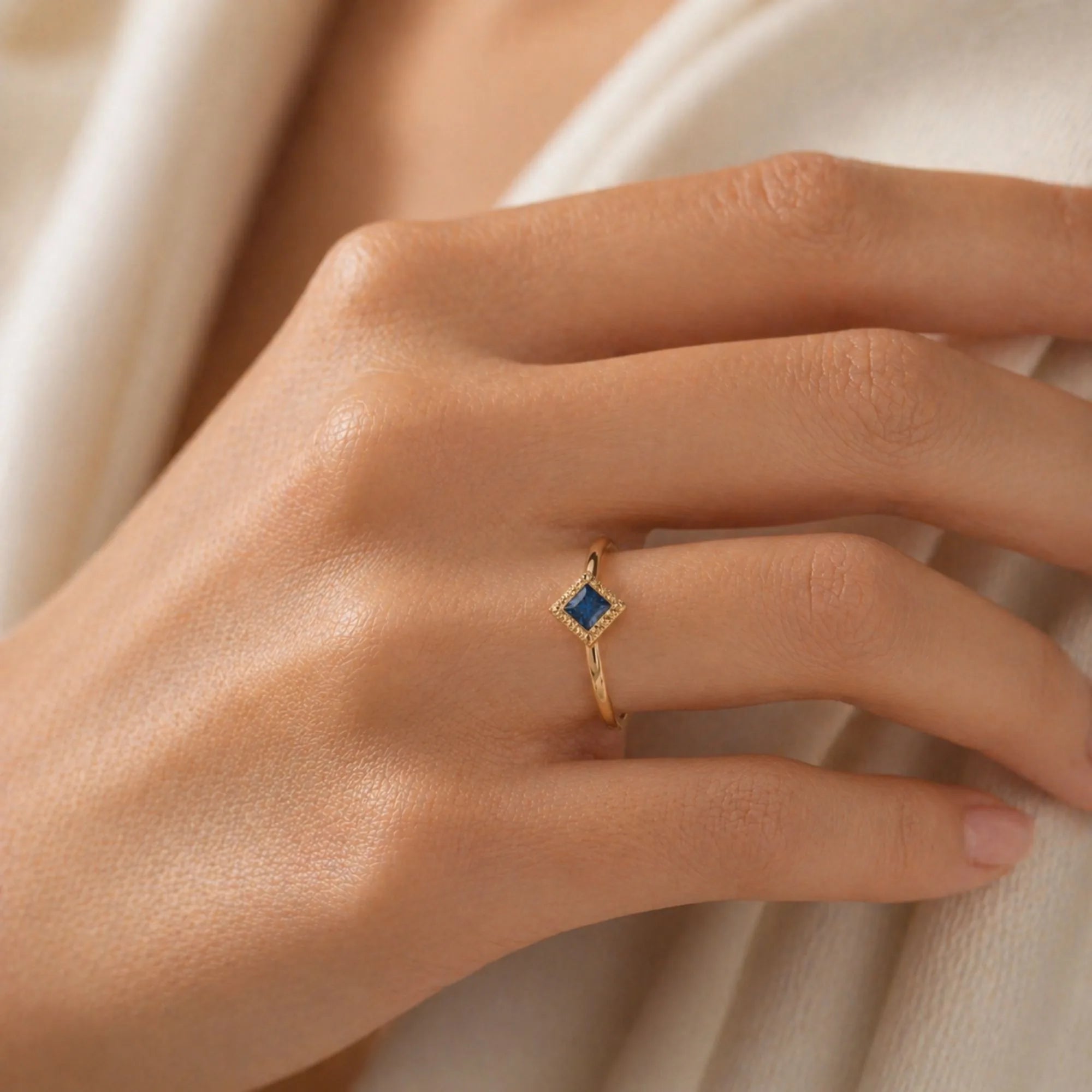 Bague Indrani saphir portée
